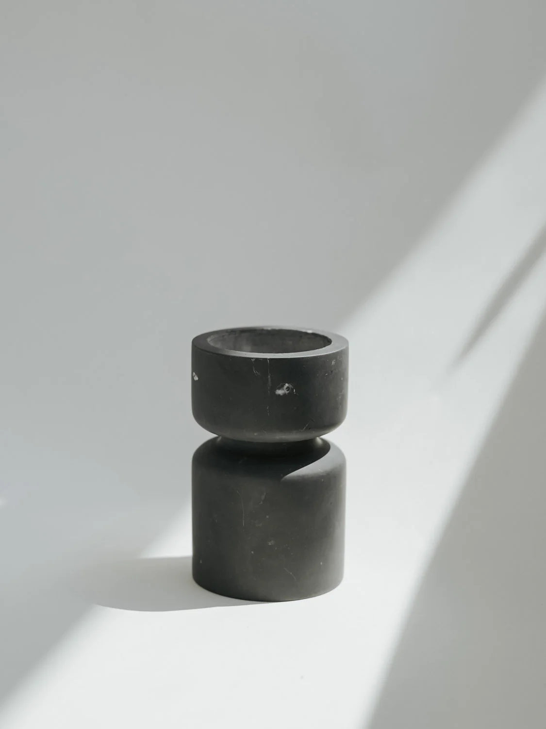 Serene Marble Holder in Black