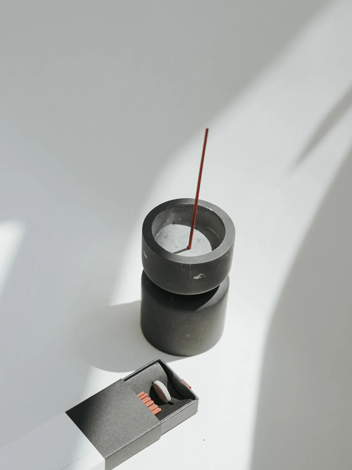 Serene Marble Holder in Black
