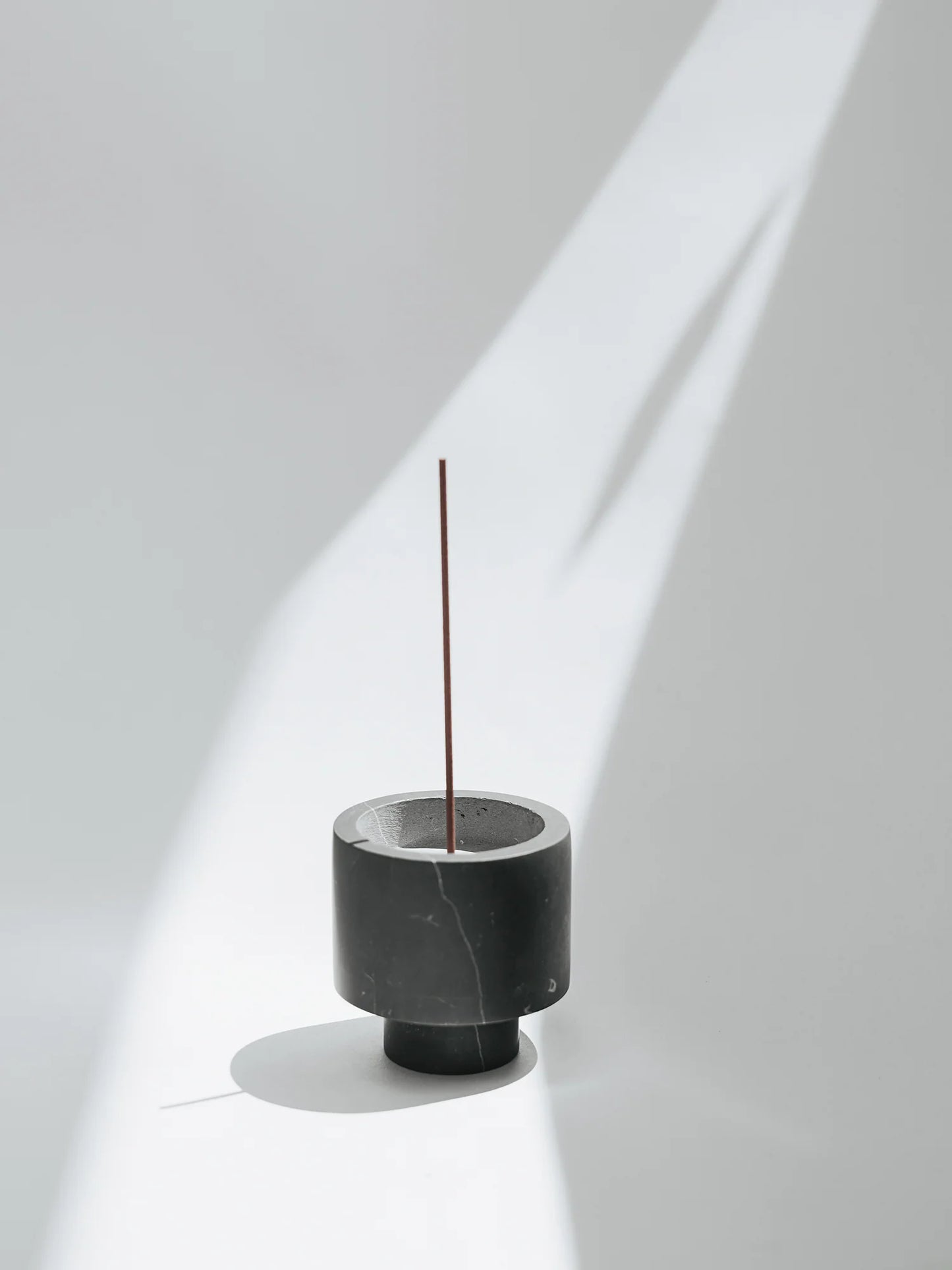 Serene Marble Holder in Black