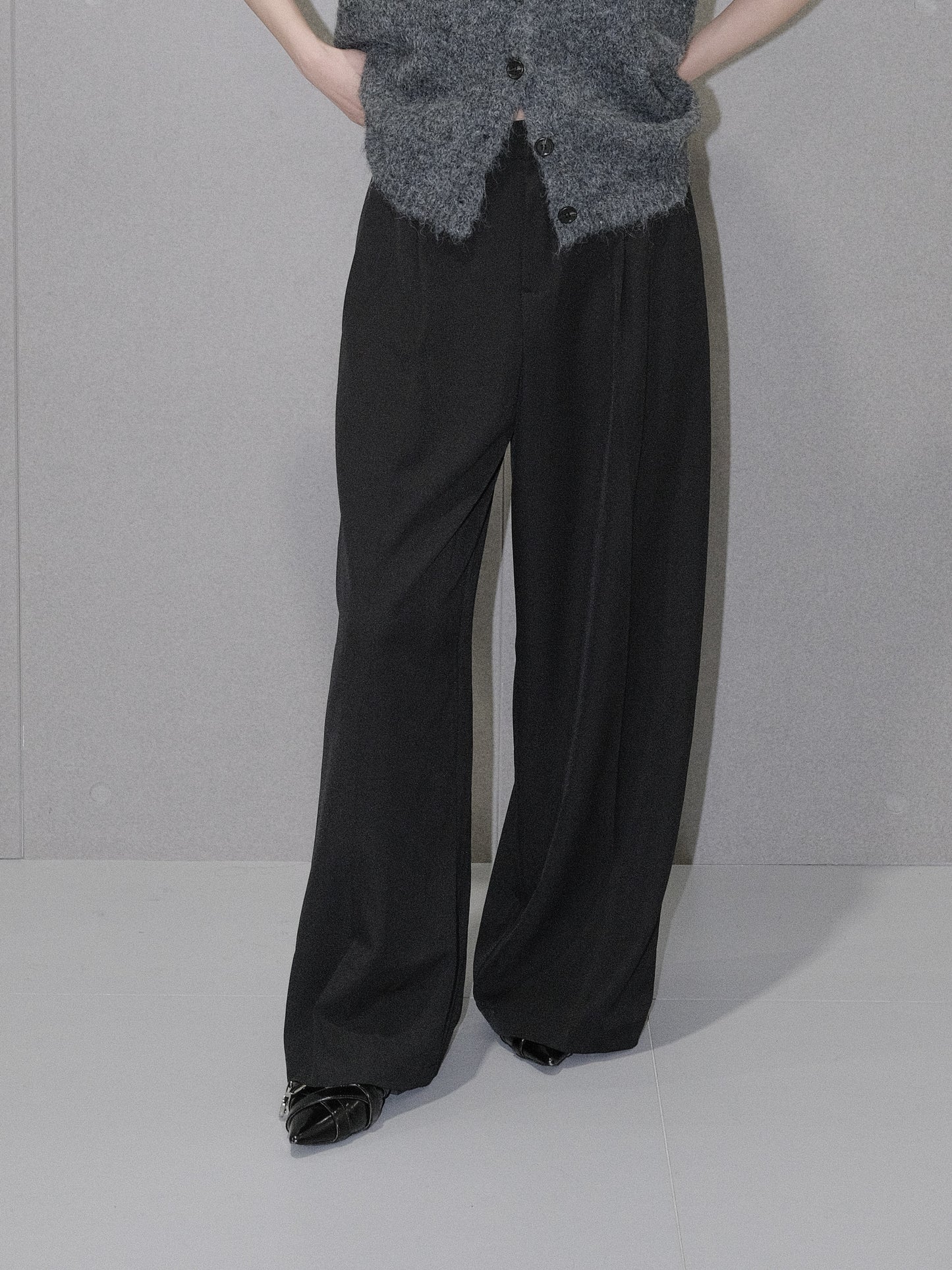 Pleat-Front Trouser in Black