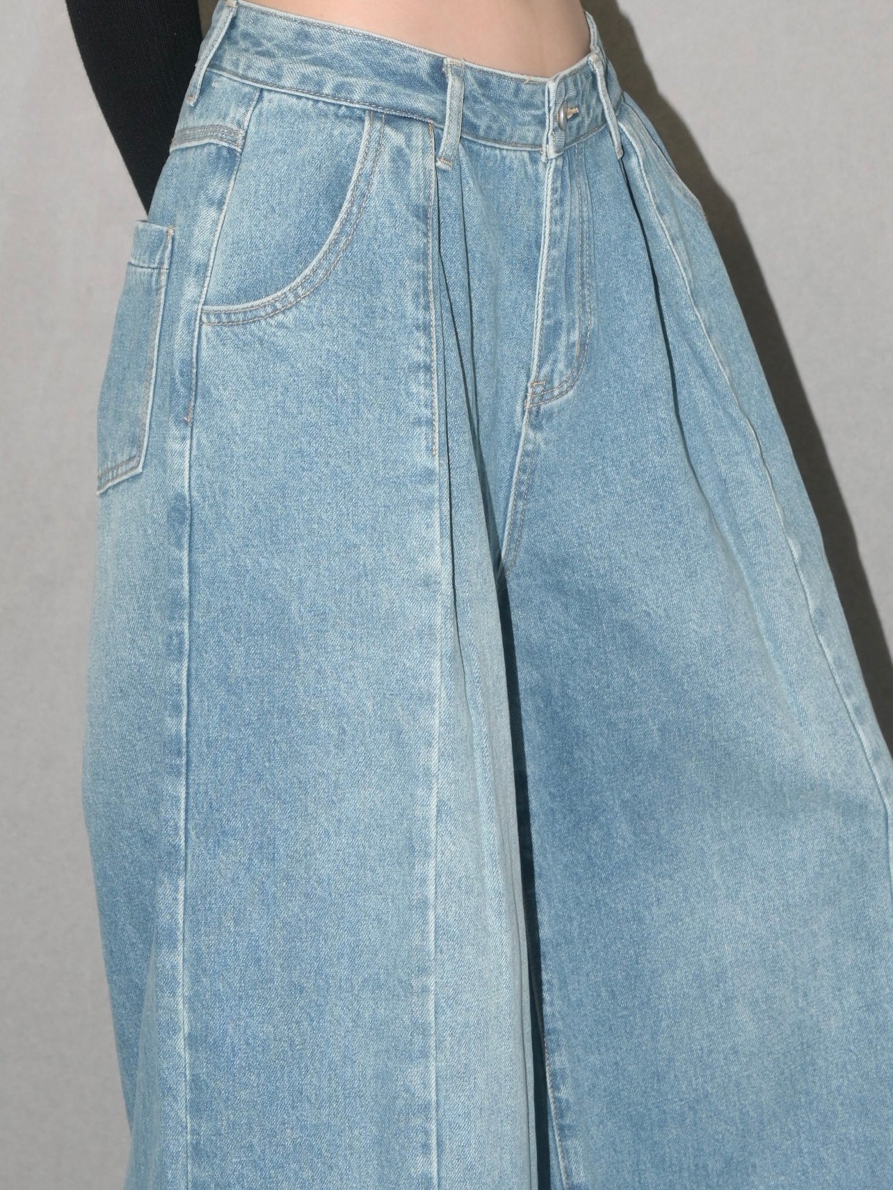 Pleated Wide-Leg Jeans